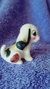 Porcelanowa stara figurka łaciaty piesek
