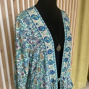 Długa kimono sukienka w stylu boho – Uniwersalny rozmiar – Kwiatowy wzór