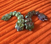 Breloczki wielokolorowe smoki baryłka 3D