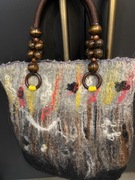 Szara filcowana torba z dekorami i drewnianymi rączkami 