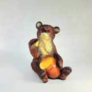 Miś siedzący z miodem dekoracja , ozdoba , prezent