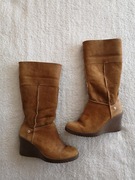 Ocieplane futerkiem skórzane zamszowe buty kozaki na koturnie UGG 38