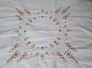 Ręcznie haftowana serweta 79x78