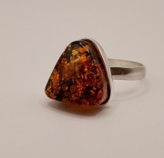 Srebrny pierścionek z bursztynem