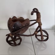 Rowerek kwietnik z ratanu i kokosa