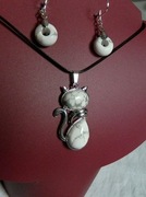 Turkus biały, wisiorek z kotkiem i kolczyki, komplet biżuterii