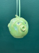 Zielona bombka ryba ceramiczna