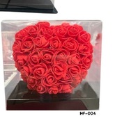 Czerwone serce płatki roz w pudełku 