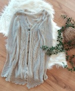 Długi sweterek w odcieniach beżu i kremu z dekoltem w serek 