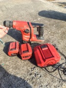 Młotowiertarka Hilti, dwie baterie i ładowarka 