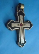 Krzyżyk-metalowy-emalia z czerwonym kamyczkiem