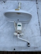 Przepływowy ogrzewacz wody Dafi + umywalka