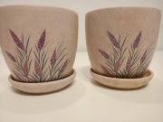 2 ceramiczne ozdobne doniczki z motywem lawendy z podstawkami 