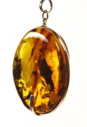 duży wisiorek z bursztynu