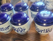 Sześć starych niemieckich pojemników do przypraw. DDR