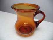 Wazonik szklany z uchwytem w formie dzbanka