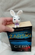 Śmieszny króliczek wykonany na szydełku, zakładka do książki 