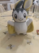 Maskotka Pokémon EMOLGA – Pluszak Latająca Wiewiórka ok. 22cm