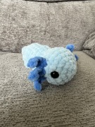 Maskotka axolotl na szydełku– ręcznie robiony
