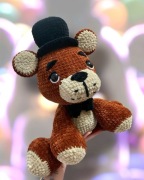 Ręcznie robiony pluszak Freddy Fazbear na szydełku