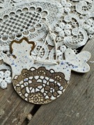 Ceramiczna zawieszka kurka z koronką, rękodzieło 