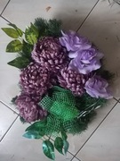 Wiązanka sztuczna na podkładzie zielonym