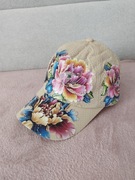 Nowa beżowa czapka z daszkiem w kwiatki 