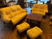 Dwie sofy Swarzędz, stolik kawowy, dwie pufy - stan BDB