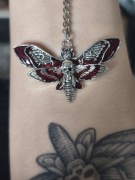 Ćma z czaszką na łańcuszku 