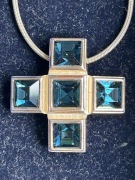 Srebrny naszyjnik Swarovski, niebieskie kryszały, łańcuszek, krzyż