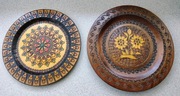2 dekoracyjne talerze drewniane zakopiańskie.