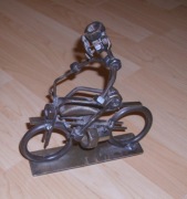 figórka mała rzeźba spawana - ludzik na motorze
