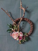 Letni wianek na ścianę lub drzwi z kwiatami i patykami.