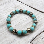 Bransoletka z turkusowych koralików z elementami w kolorze złota