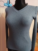 Sweterek ze srebrną nitką dekoltem w serek 