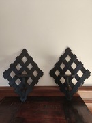 Czarny drewniany kwietnik