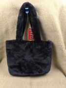 Czarna średnia torebka na ramię z futerka cleve