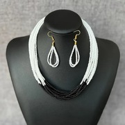 Naszyjnik z czarnych i białych koralików