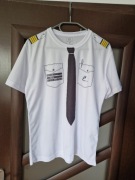 biała sportowa koszulka z emblematami