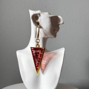 Kolczyki z żywicy Ruby Chip w kształcie trójkąta