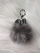 Szary brelok puszek królicze uszy