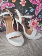 Białe buty na obcasie