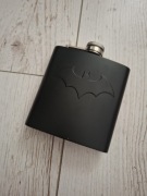 Czarna piersiówka Batman