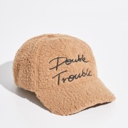 Damska brązowa czapka z daszkiem z miękkiego materiału “miś”