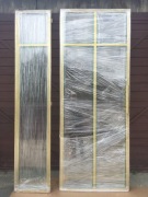 Drzwi loftowe w złotym kolorze. 