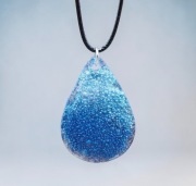 Wisiorek handmade z żywicy – kropla, niebieski efekt bąbelków, rękodzieło