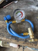 Przewód z manometrem do napełniania czyniłem R134-A
