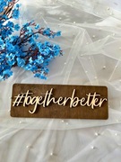 Drewniana tabliczka z napisem TogetherBetter– idealna na sesję zdjęciową!