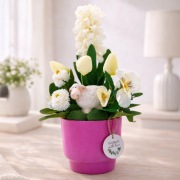 Wielkanocny stroik z barankiem w różowej doniczce rękodzieło