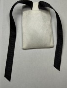 Sakiewka torebka flanelowa aksamitna biała z czarną wstążką 5x7 cm